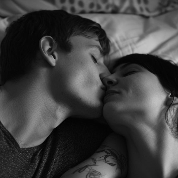 Ilustração de uma casal se beijando em preto e branco